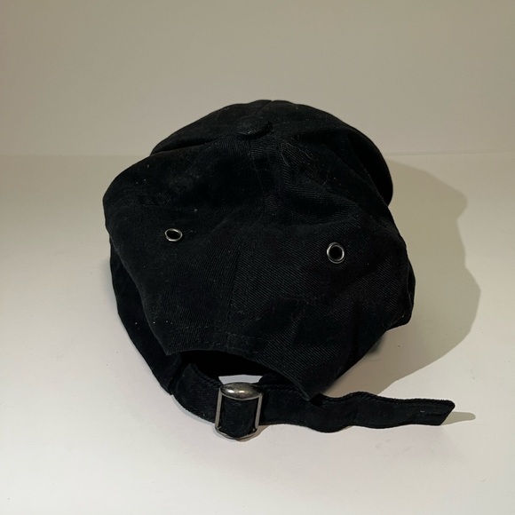 Hooters 1983-2003 20th Anniversary Metal Emblem Black Baseball Cap Strapback Hat - Picture 2 of 5